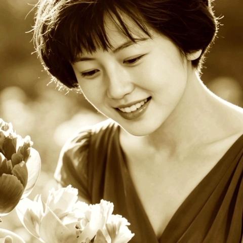浅夏芍药盛放     昔年眉目含香
