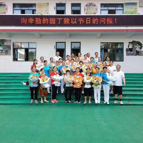 东风洒雨露，汇入天地春
