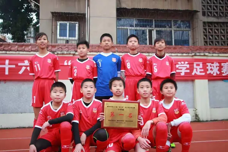 2018赣州市第十六届英东杯中小学生足球赛圆满结束