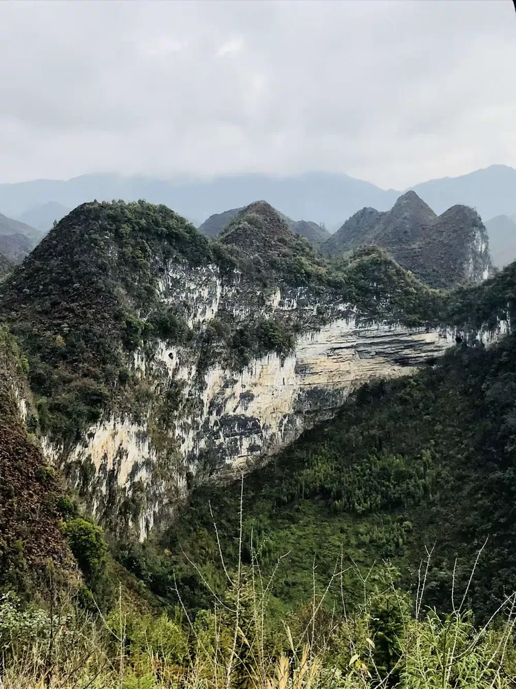 位于广西百色乐业县,地理地貌上命名为“喀斯特漏斗”的天坑,被当地人称为“石围群”,每个天坑都像是天上