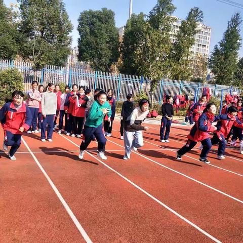 沐浴着冬日的阳光，我们幸福前行！