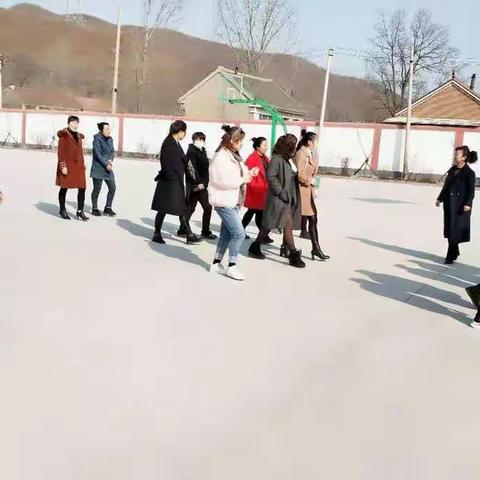 春风化雨润万物                                           家校互通育新苗