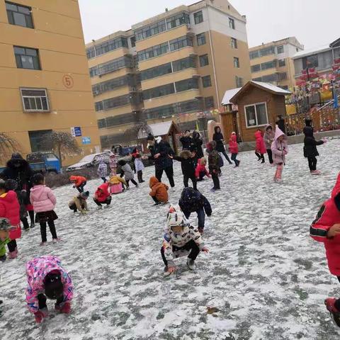 侯方幼儿园中二班   2018第一场雪，有我有你