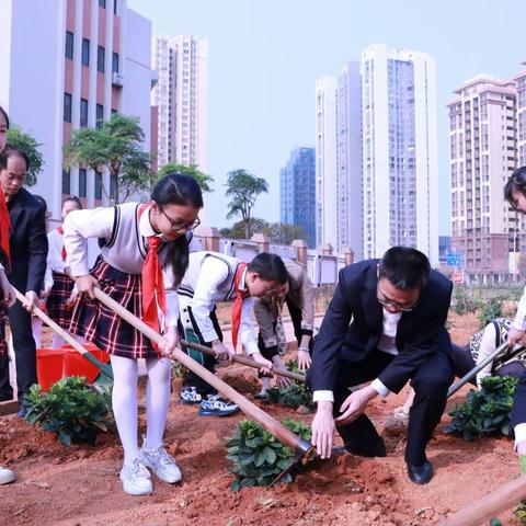 飨岐黄文化 植半亩药香——鹿寨县城南第二小学与鹿寨县中医医院中医文化共建签约仪式