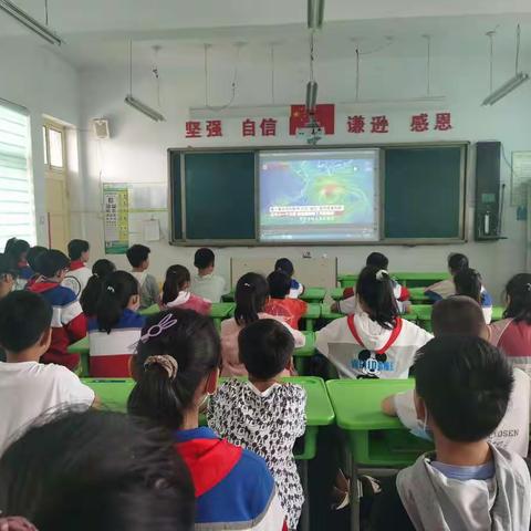 定国小学组织全体师生观看新乡市中小学思政大课——“把灾难当教材 与祖国共成长”主题教育