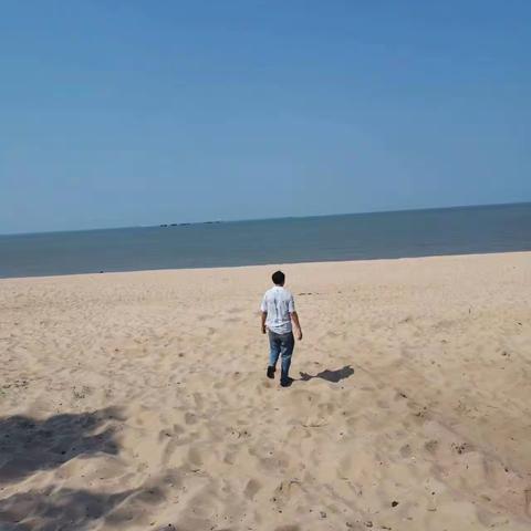 海口市综合行政执法局海洋和渔业行政执法支队巡查辖区海域岸线