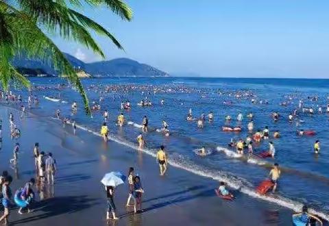 白浪滩（又名大平坡，因海滩平坦而得名）又是防城港市著名海滨旅游度假胜地。国家4 A旅游景点