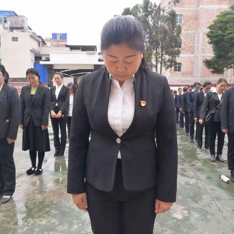 八宝镇中心学校全体教职工向抗疫烈士和逝世同胞沉痛哀悼