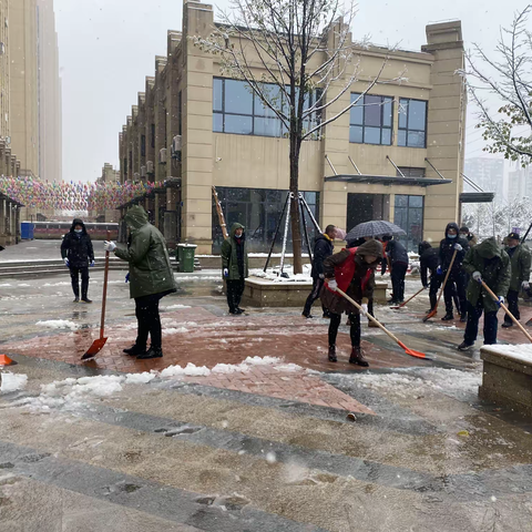 四新街道上太子溪社区众志成城铲冰雪 服务居民暖人心