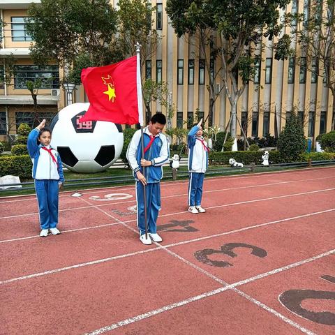 502中队为二年级新队员入队授巾活动