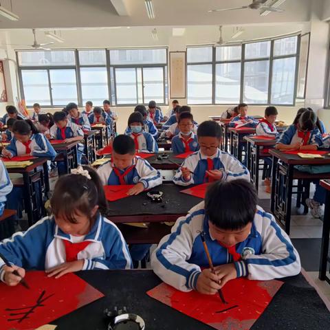 502书法课喜迎新年、畅写“春”字