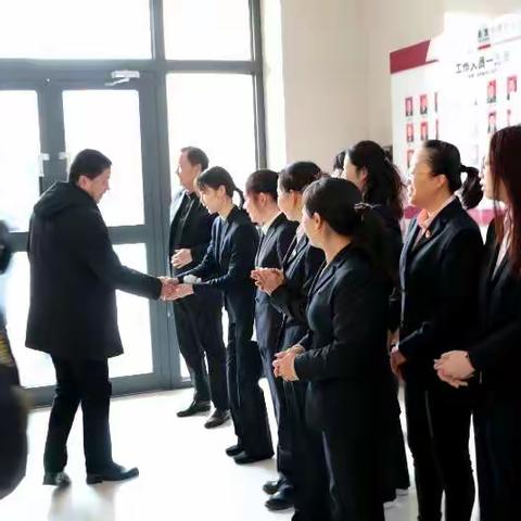 元旦慰问送祝福 鼓舞士气干劲足——奎屯市“四套班子”领导一行亲切看望慰问农发行奎屯市支行年终决算员工