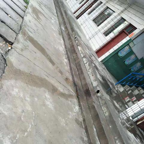 今天我值班——雨天排查校园