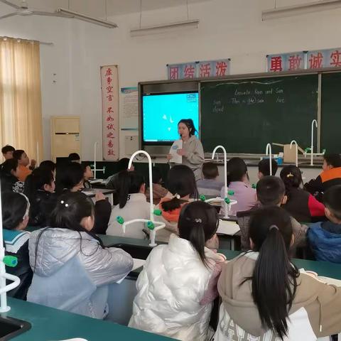 【平固店中心小学】“强基兴教”——举行英语听评课活动