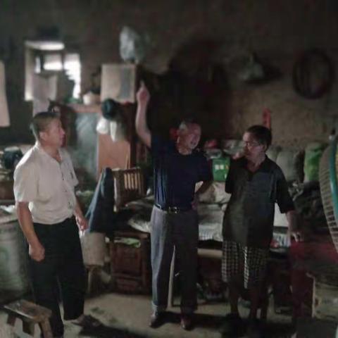尚辛庄村网格长和网格员冒雨查看独居老人和困难群众房屋安全情况