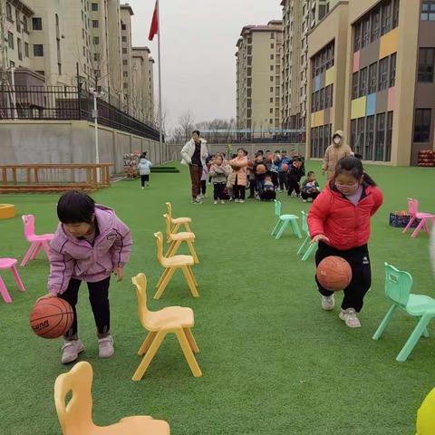 柳沟幼儿园大一班的户外活动时间