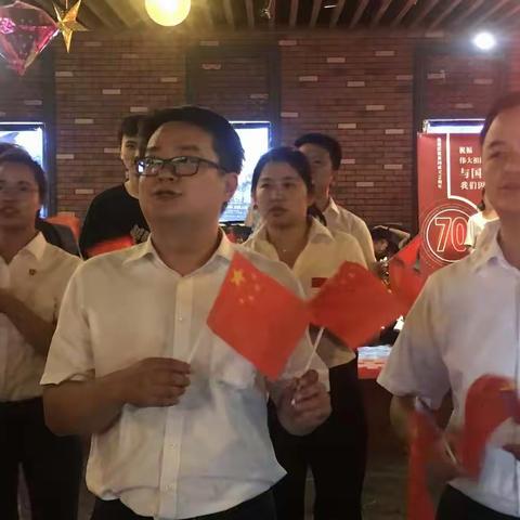 锣鼓震天庆国庆，经开昌盛百事兴。