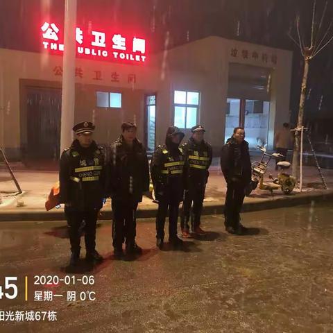 原阳城管“以雪为令” 全力清除冰雪确保道路畅通