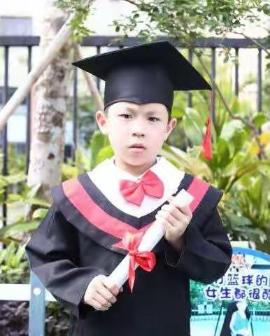 2022年学年我们毕业啦！我是果果二班陈梓贤，看看我在贝迪堡这个大家庭里的成长精彩回顾～