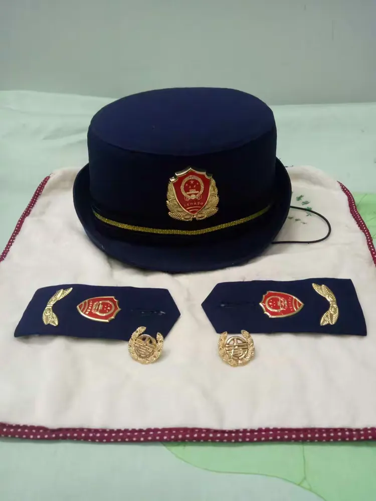 头戴国辉,闪亮的肩章和领花是最好看的制服