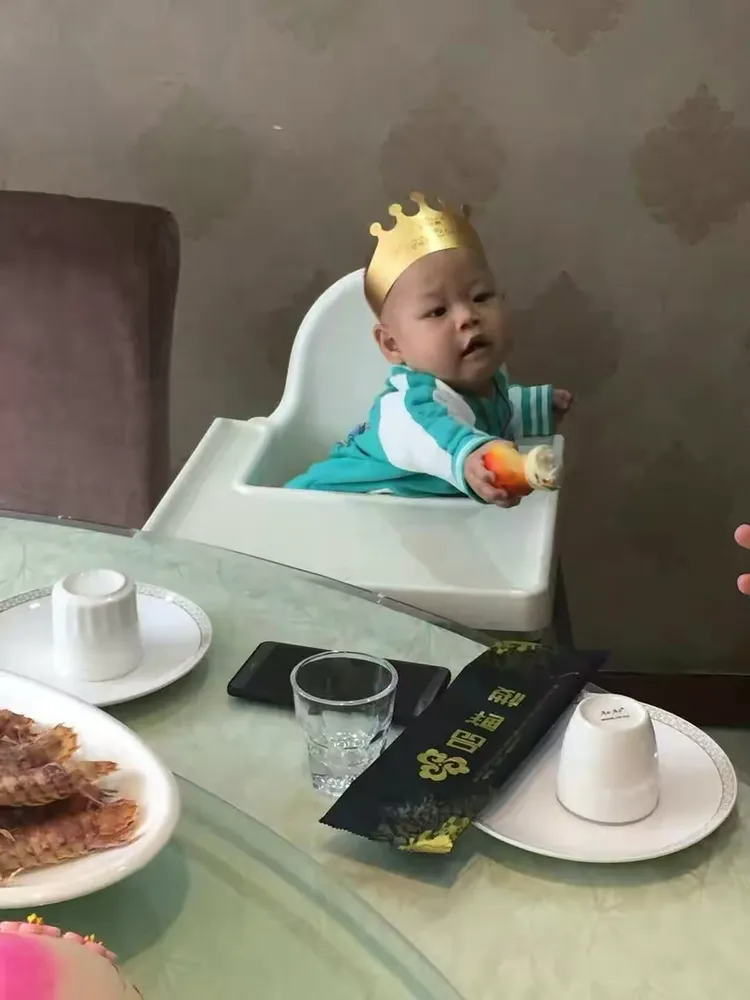 阳光，童心，崔恩瑞，上午阳光很好，照亮了小区院子里一族族盛开绿草，也照亮了崔恩瑞玩耍的愉快，