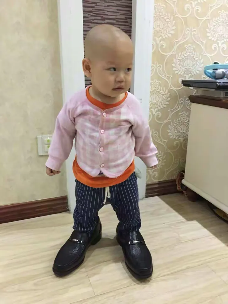 阳光，童心，崔恩瑞，上午阳光很好，照亮了小区院子里一族族盛开绿草，也照亮了崔恩瑞玩耍的愉快，