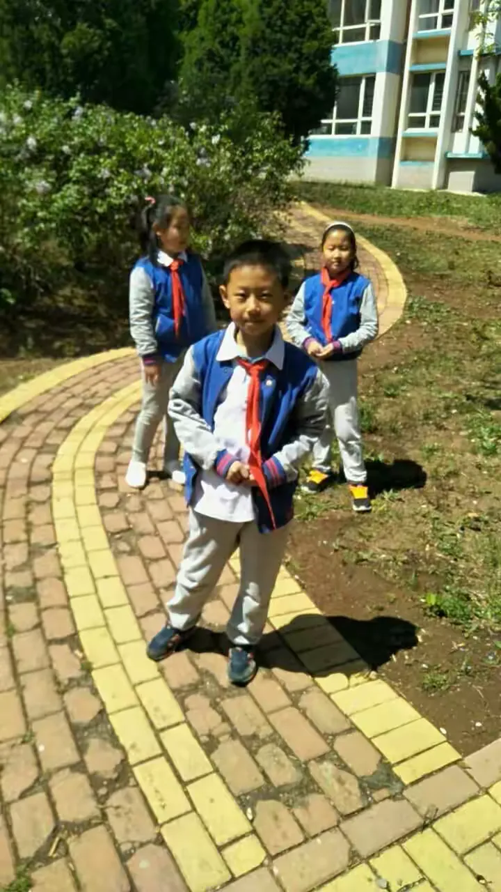 阳光，童心，崔恩瑞，上午阳光很好，照亮了小区院子里一族族盛开绿草，也照亮了崔恩瑞玩耍的愉快，