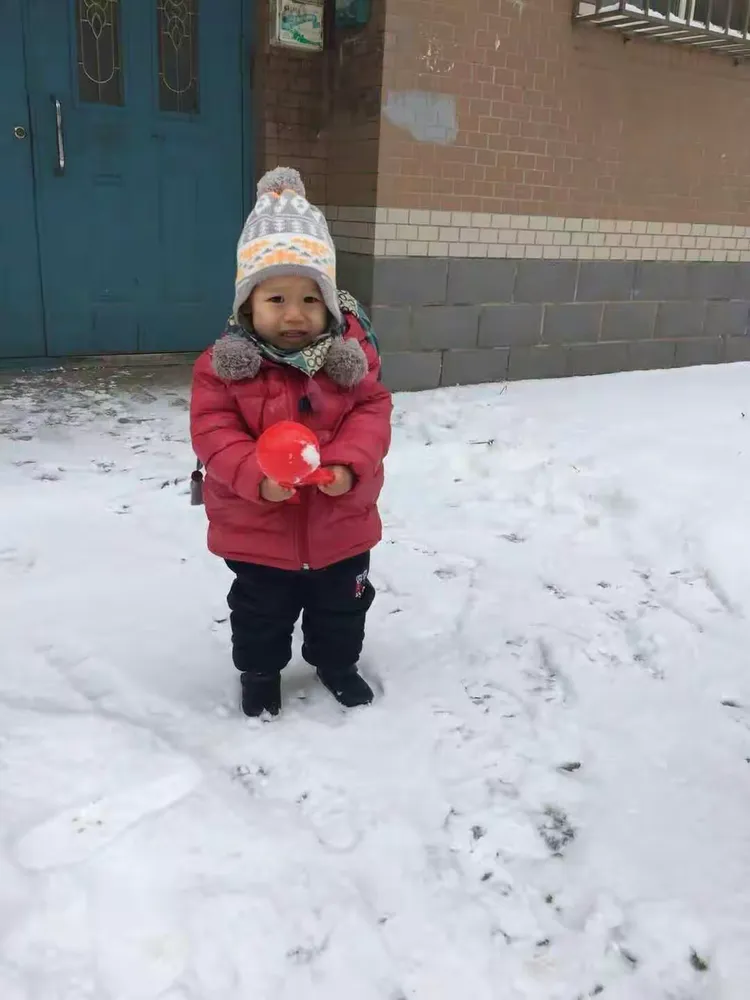 阳光，童心，崔恩瑞，上午阳光很好，照亮了小区院子里一族族盛开绿草，也照亮了崔恩瑞玩耍的愉快，