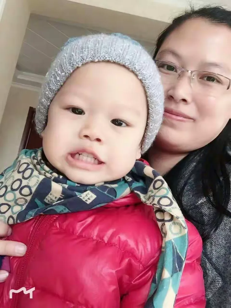 阳光，童心，崔恩瑞，上午阳光很好，照亮了小区院子里一族族盛开绿草，也照亮了崔恩瑞玩耍的愉快，