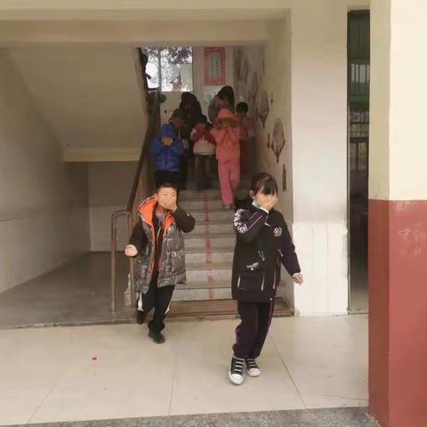 鄄城县什集镇北王召完小开展“119”消防应急演练提高师生安全意识