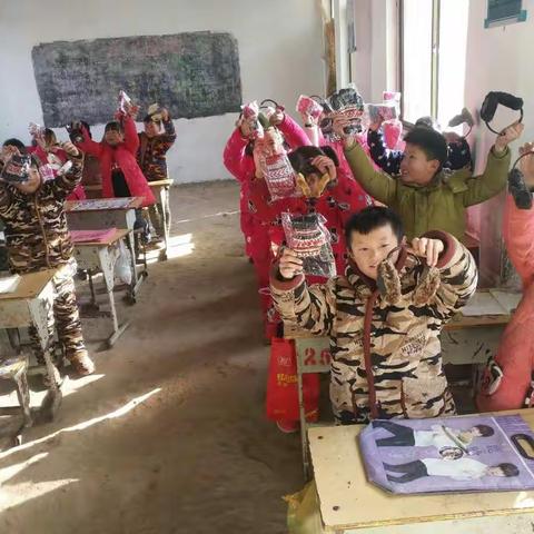 李河小学给学生送温暖！