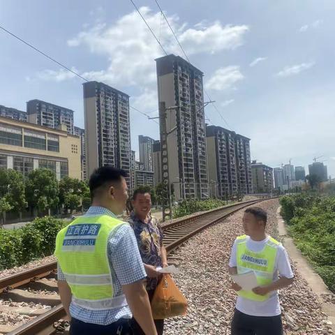 烈日下的坚守，护路志愿者巡逻记
