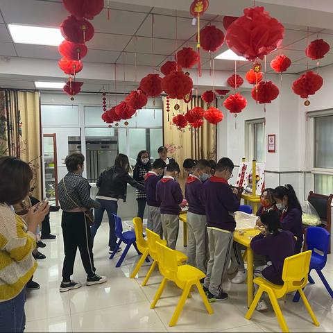 瞧！今天，“饭大爷”助老餐厅来了一群可爱的小义工们