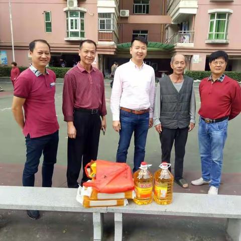 龙华区机关事务管理局--开展春节走访慰问退休老干部活动