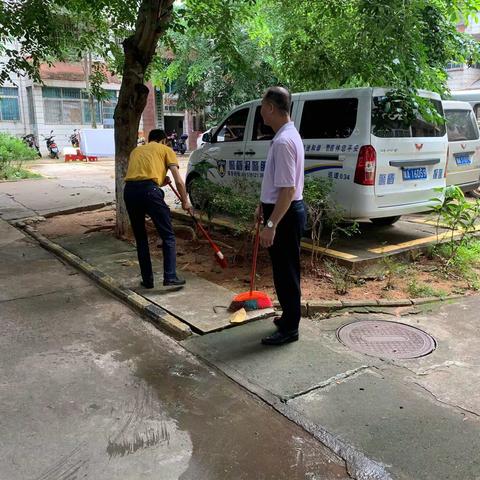 龙华区机关事务管理局与顺发社区共同开展爱国卫生义务劳动活动