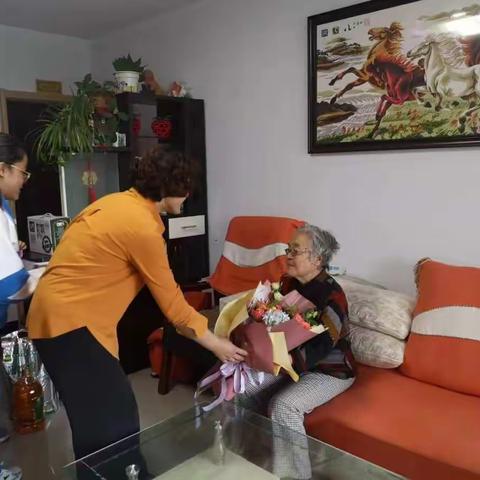 “重阳送温暖    共诉爱国情”北新村小学师生代表与退休老教师喜迎祖国70华诞活动