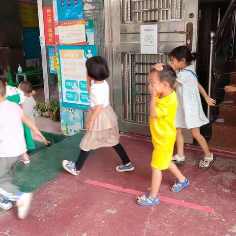 安全走在先护航新学期          七色花幼儿园开学初消防地震演练