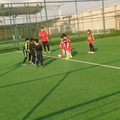 探寻足球魅力 乐享运动共成长——约着好朋友们一起球场踢球