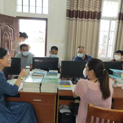 学习新课表   探索新课堂——四年级数学组教研活动记录