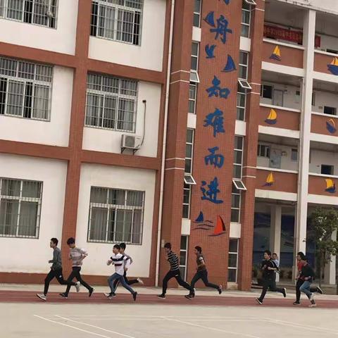 五月的雨淅淅沥沥，但仍挡不住我们学习的步伐！———记蓉江新区数学组教研活动！