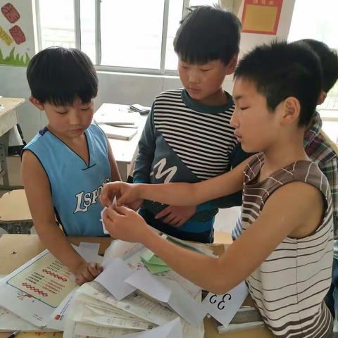  一方小小的彩纸，经过一双双小手的折叠变成了一种生动的物象，丰富了孩子们的知识又开发了他们的创造力。