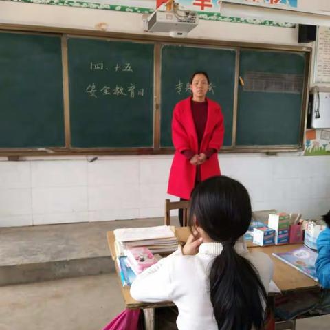 同学们最感兴趣的课外活动―― 折纸开始了。