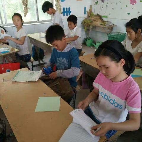 狐狸在人们的心目中是狡猾的代表，但是不可否认狐狸是非常聪明有智慧的动物，今天手工课堂的主题就是狐狸。