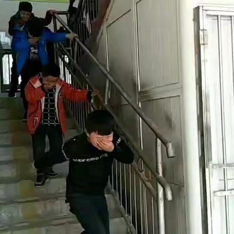 消防安全 牢记在心！！！ ———隆河学校开展消防疏散演练活动