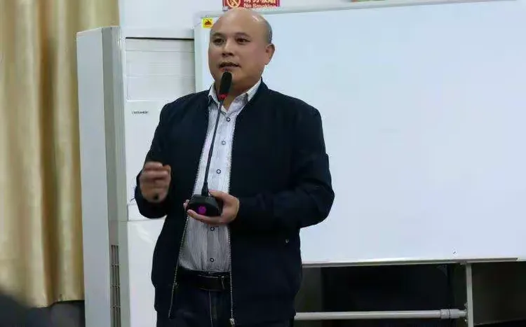 描龙画凤,难在点睛。杨贤校长全面总结国培情况,为此次国培写下了浓墨重彩的一笔,更为我们指引了前进的方