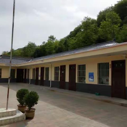 苔花如米小，也学牡丹开。   恭门学区袁河小学庆六一小辑