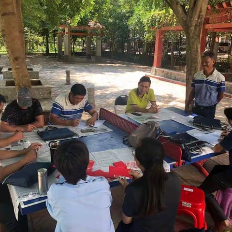 市农业服务中心进帮扶对象庭院中开展环境卫生整治工作