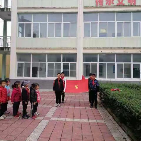 争做新时代少先队员--青化镇中心小学新队员入队仪式