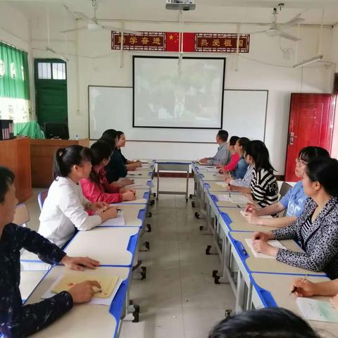 宾阳县露圩镇上塘小学组织教师学习“习近平总书记在思政课座谈会上的讲话"精神