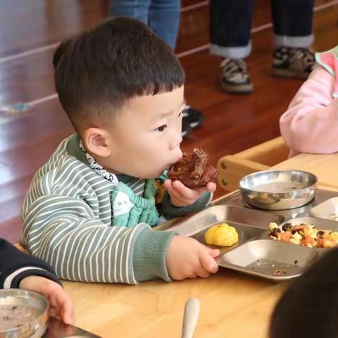 【习惯的力量】乐享“食”趣  自主成长——记寿光世纪幼儿园（凤华园）幼儿进餐活动观摩